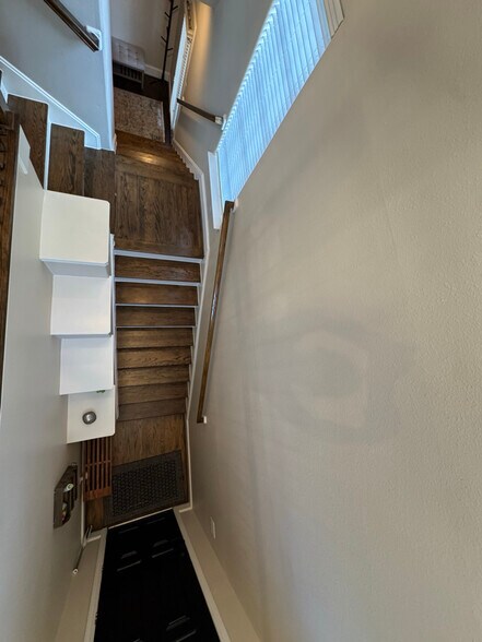 Building Photo - 1387 Studer St