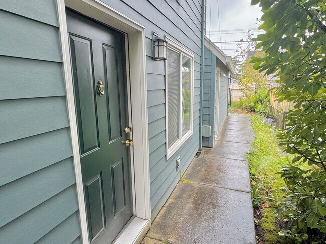 Building Photo - ROMAA01