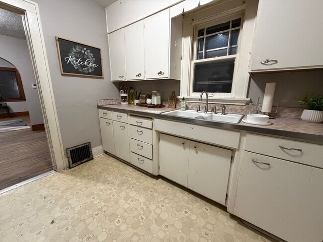 Building Photo - 2 bed, 1 bath home for rent in Waterloo