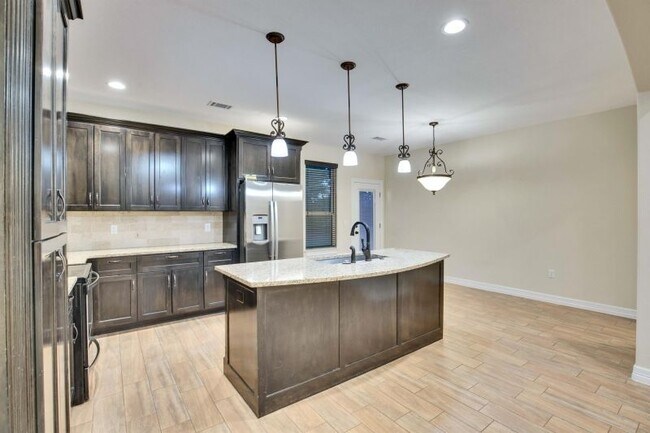 Building Photo - 118 N Buckhorn Dr