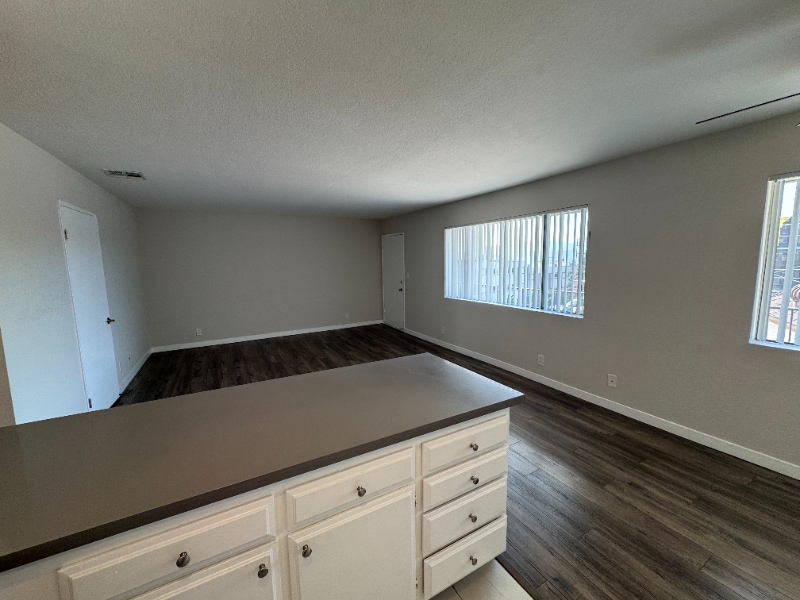 Building Photo - 623 E Cedar Ave