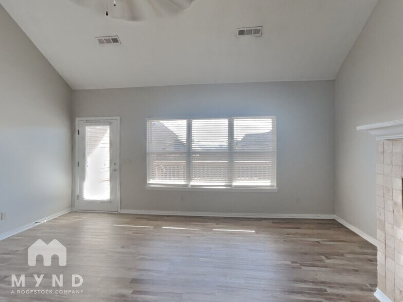 Building Photo - 805 Sand St