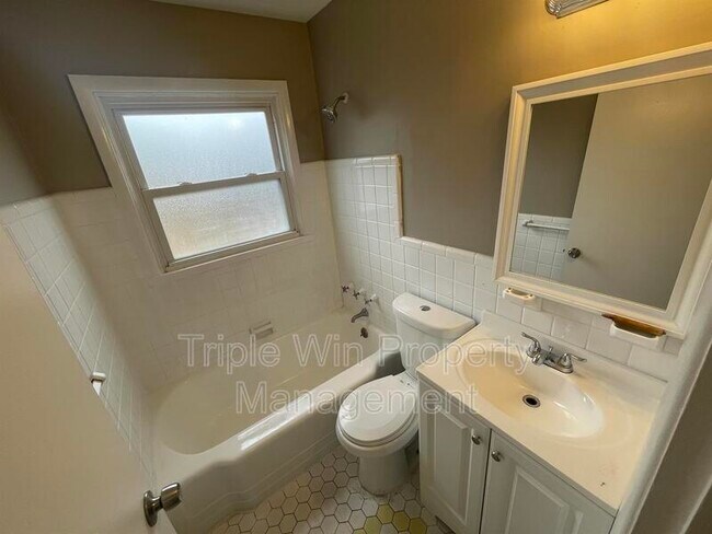 Building Photo - 5 Westdell Dr