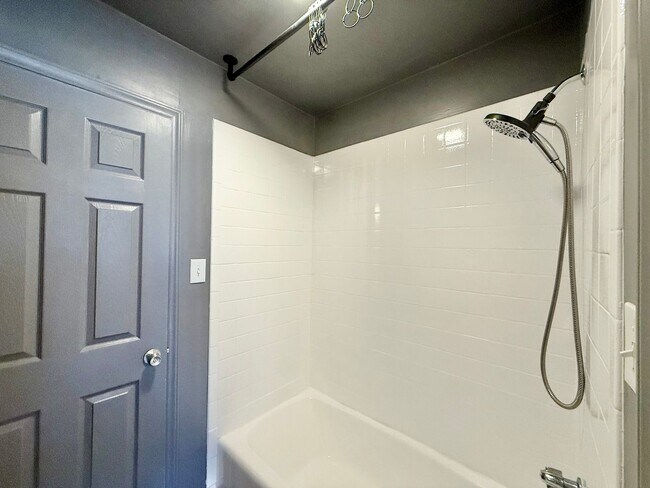 Building Photo - Charming 2BD, 2BA Raleigh Townhome in Prime Location Near I-440, NC State University, Fairgrounds...