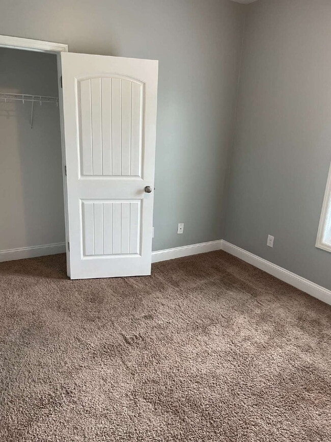 Building Photo - Pet Friendly Three Bedroom Two Full Bathro...
