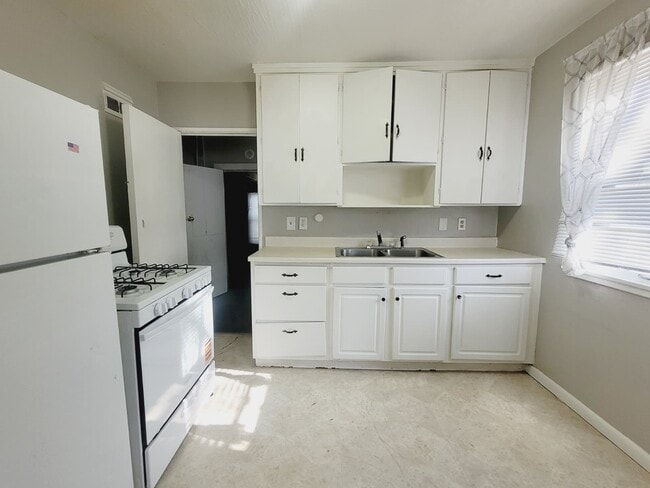 Building Photo - 922 W 4th St