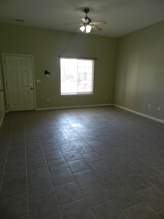 Building Photo - Avaliable April 14th