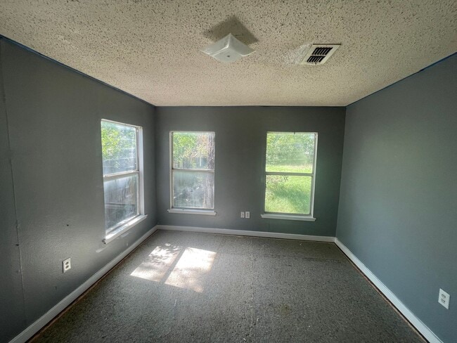 Building Photo - 3 bedroom, 1 bath