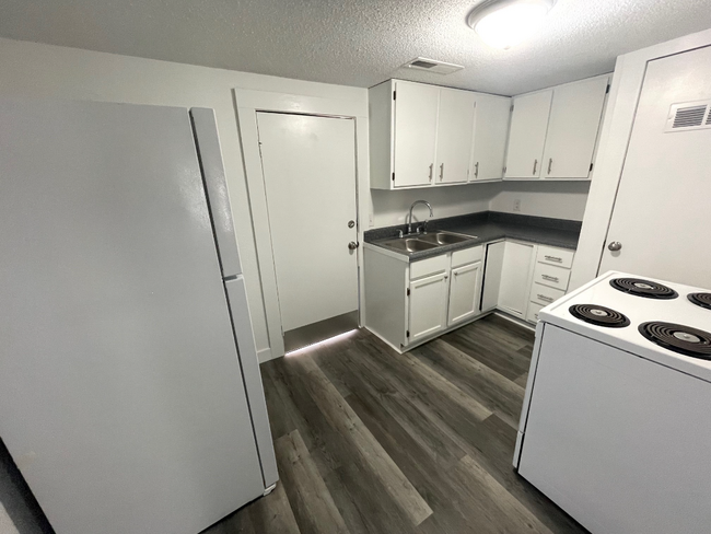 Building Photo - NO APPLICATION FEE!!!!!!!!!!!!!!!!!!! Sect...