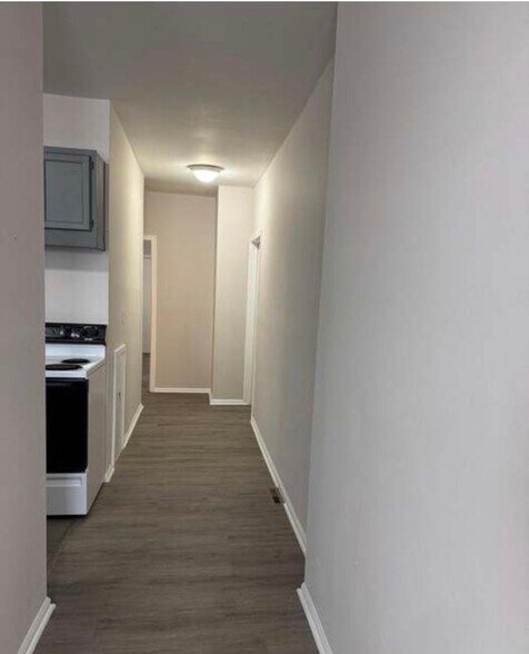 Building Photo - 731 W 4th St