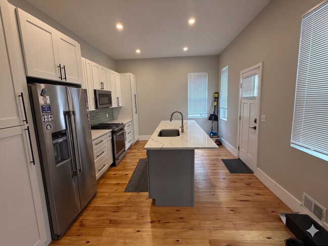 Building Photo - Modern Rental - Southside