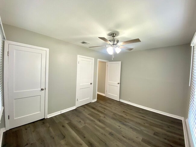 Building Photo - 3 Bedroom 3 bathroom Remodeled home ready to be loved