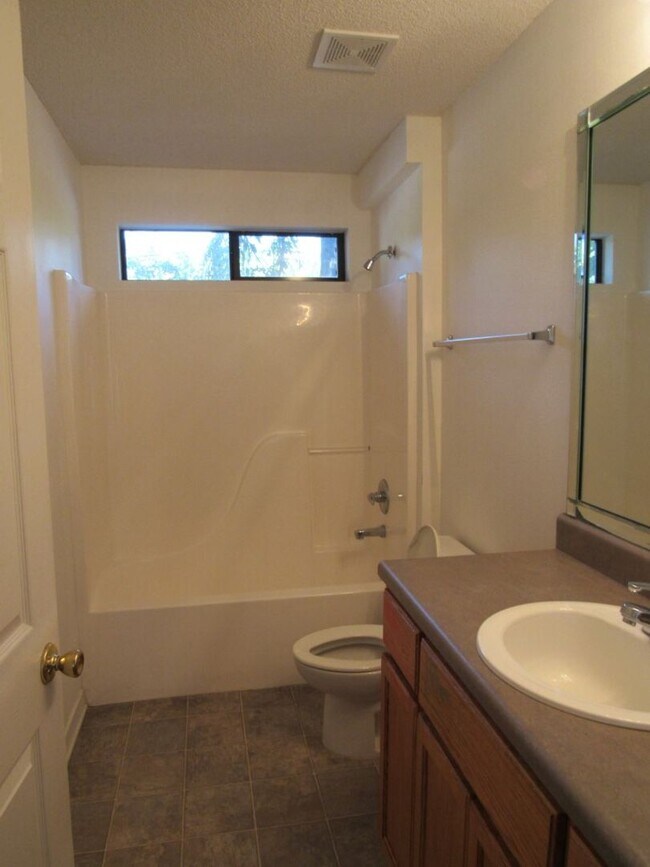 Building Photo - Convenient Northeast location!