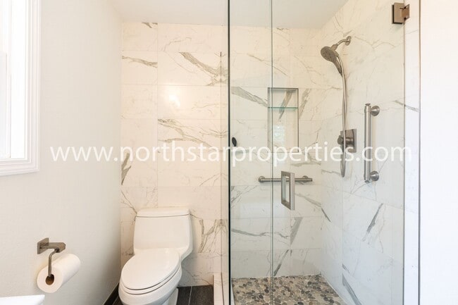 Building Photo - Impeccable Multnomah Village Bungalow