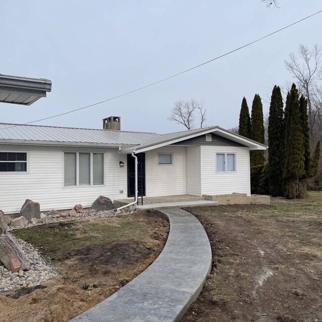 Building Photo - 2224 Oakwood Dr