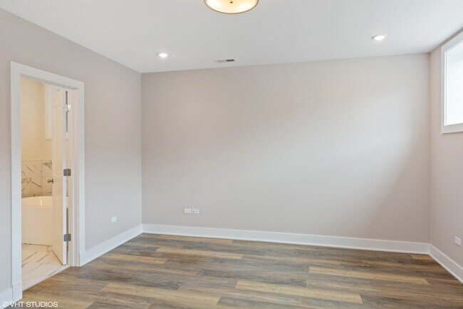 Building Photo - 3122 N Clybourn Ave