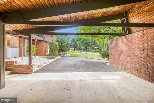 Building Photo - 3406 Woodvalley Dr