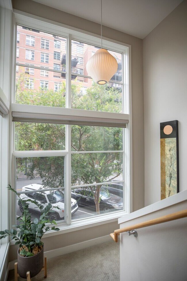 Building Photo - Modern Townhome Living in the Heart of Dow...