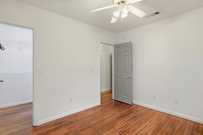 Building Photo - 519 W 6th Ave