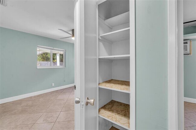 Building Photo - 4541 NE 6th Terrace