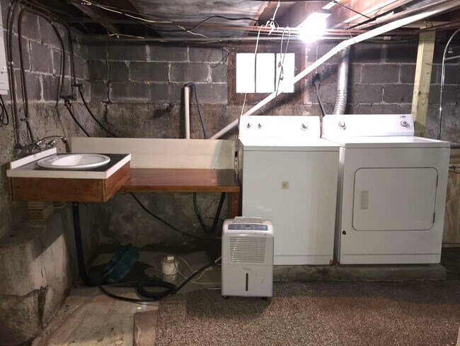 Laundry in basement area - 3025 Crescent Ave