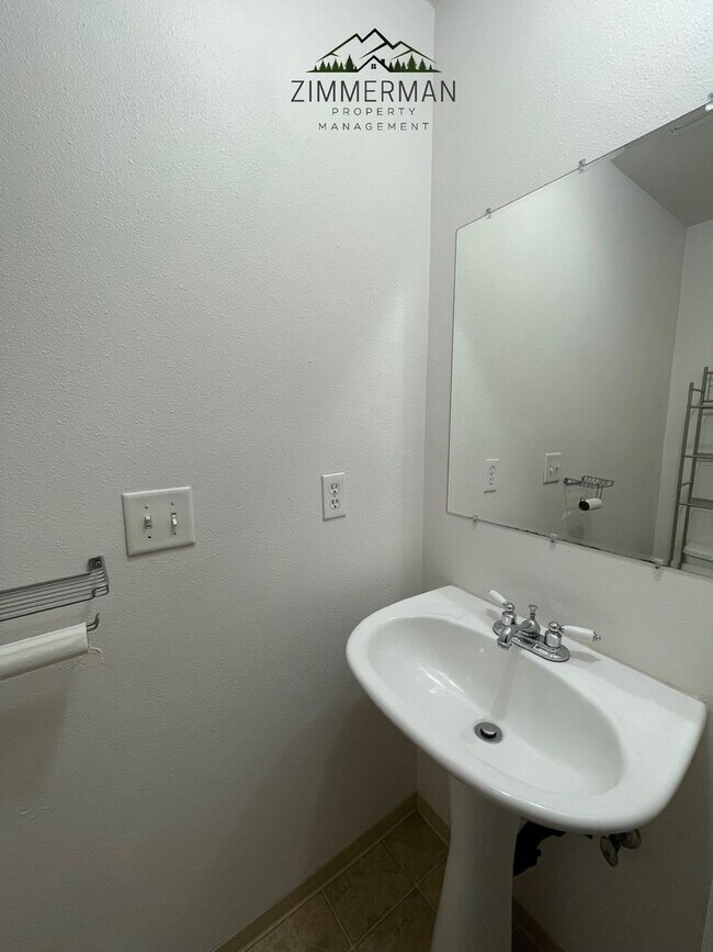 Building Photo - 3 bedroom, 1 1/2 bathroom House in Thurston neighborhood