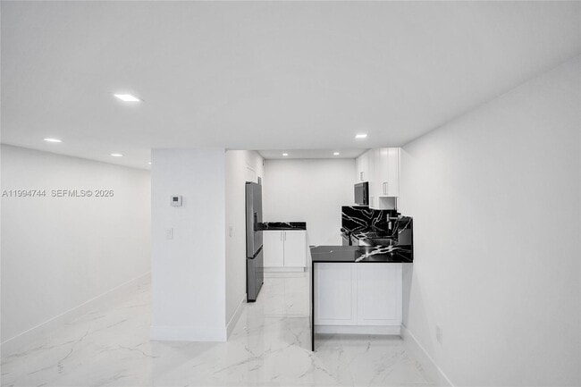 Building Photo - 3625 N Country Club Dr