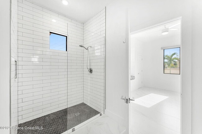 Building Photo - 2355 N Riverside Dr