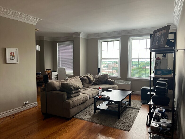 Living Room with unobstructed view - 6101 N Sheridan Rd