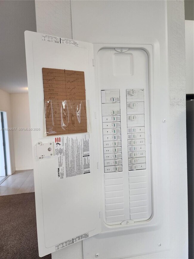 Building Photo - 452 NW 12th Pl