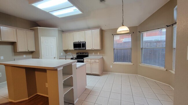 Building Photo - 2102 Mapleview Dr