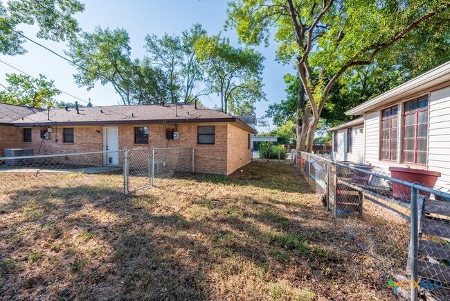 Building Photo - 319 E Bowie St