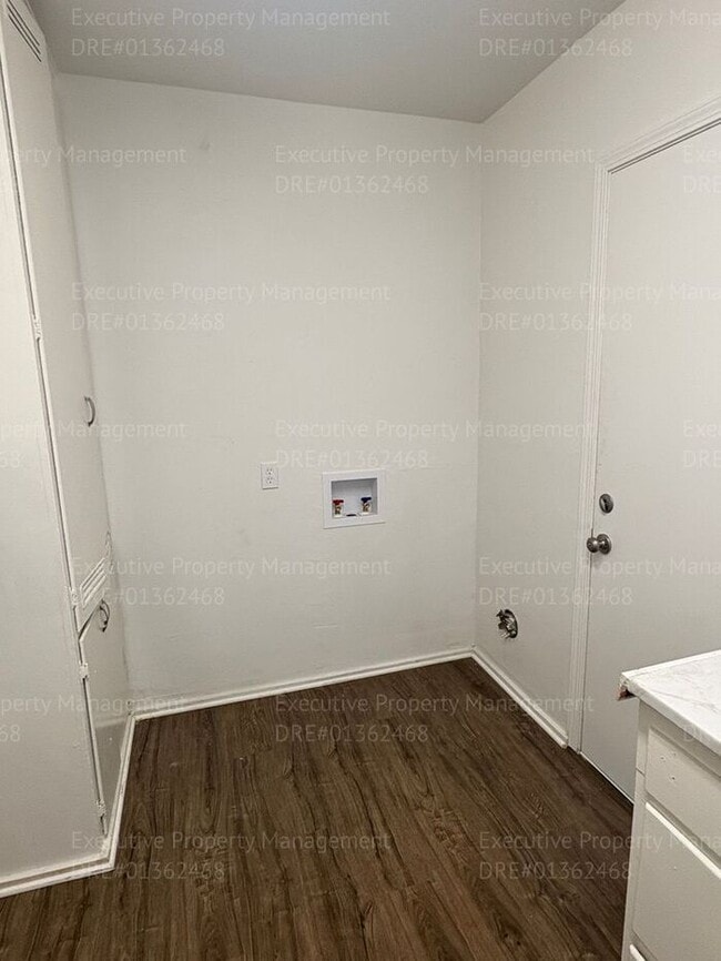 Building Photo - 1 bedroom/ 1 bathroom home with modern ame...