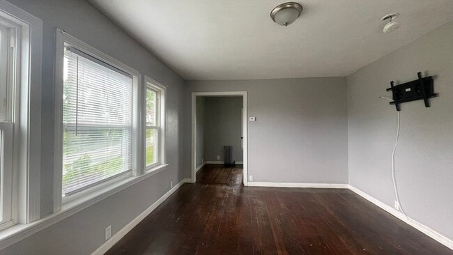 Building Photo - 588 Hartford Ave W