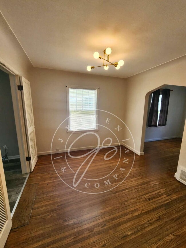 Building Photo - Move-In Ready! Spacious 4–5 Bedroom Home w...