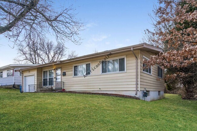 Building Photo - Charming & Comfortable Home in North County St. Louis