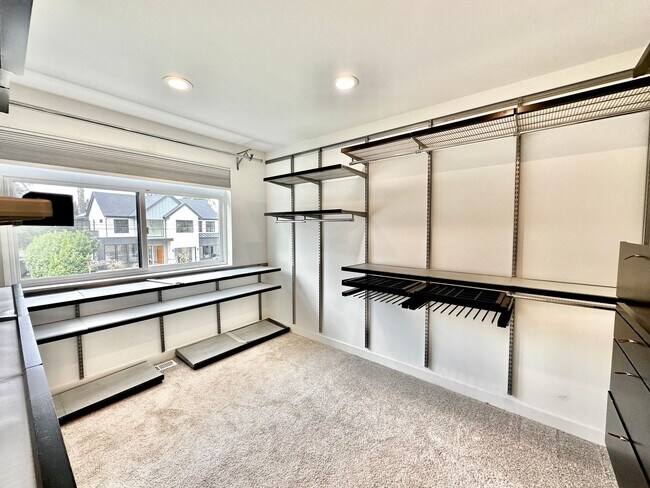 Building Photo - 6 BR / 4 BA – 4,100 SQ FT with Patio, Full...