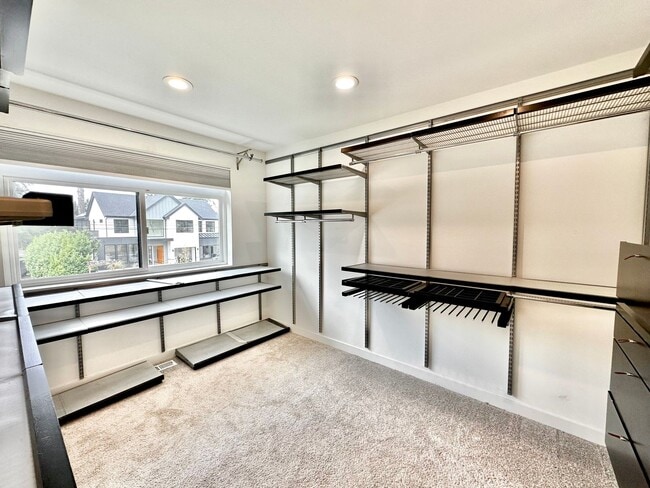 Building Photo - 6 BR / 4 BA – 4,100 SQ FT with Patio, Full Outdoor Grill, and Hot Tub