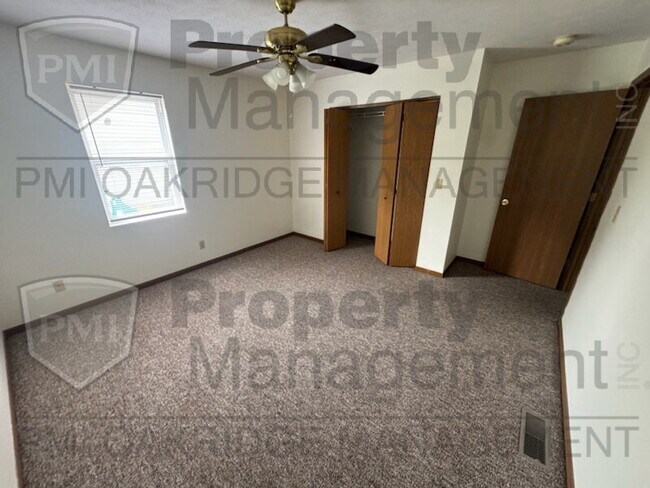 Building Photo - Single Level 2 Bed Apartment with Garage