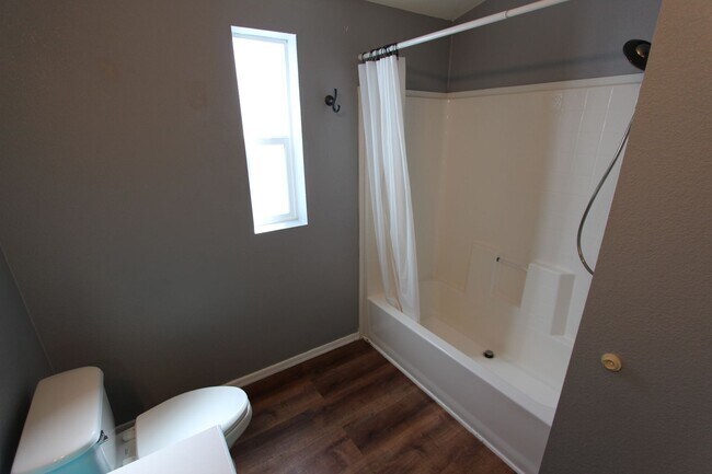 Building Photo - * LEASE PENDING $500 Move-In Special! Charming 3-Bed Home in Christmas Tree Estates