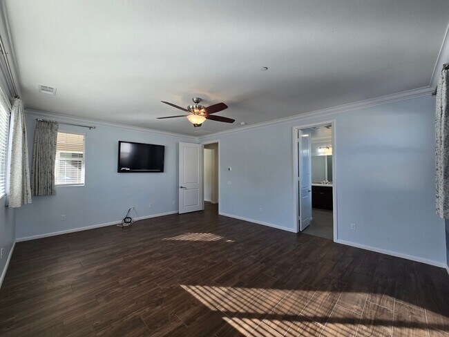 Building Photo - Spacious Woodcrest Single Story