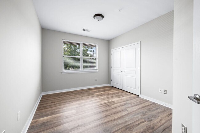 Building Photo - Spacious 3BR/2BA end unit at Bristol West ...