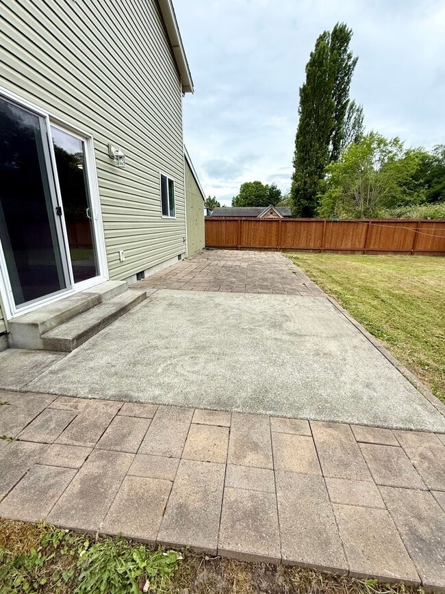 Building Photo - Spacious house in Bremerton.