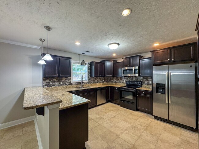 Building Photo - Beautiful 4 Bed 2.5 Bath Home in Raeford