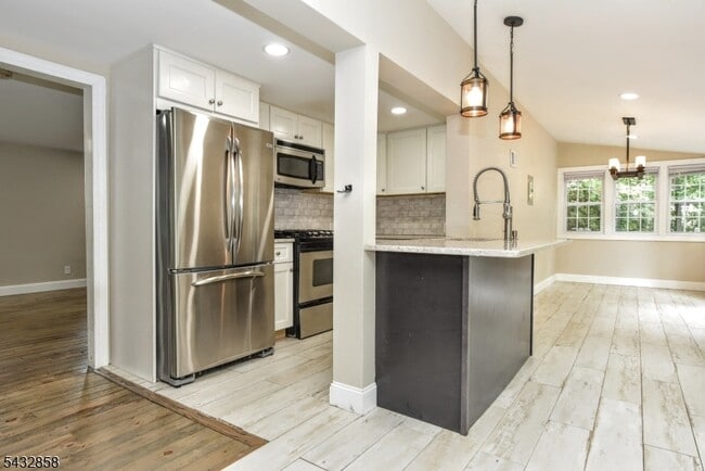 Building Photo - 6 Standish Ln