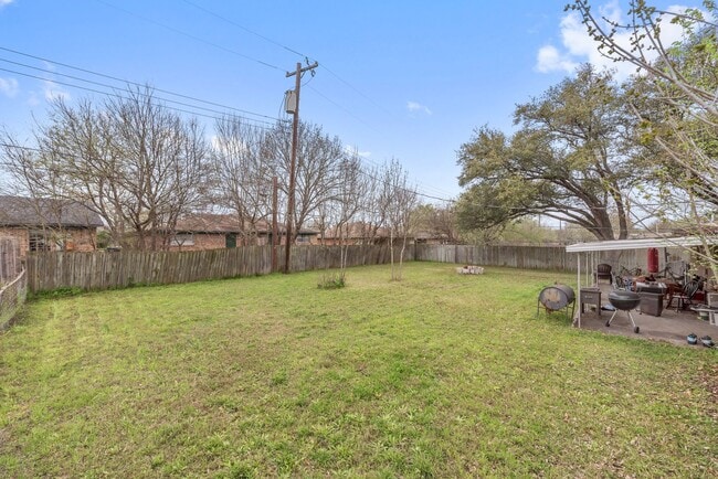 Building Photo - August Pre-Lease Available!! 3 Bed, 2 Bath with Huge Backyard and Covered Patio!