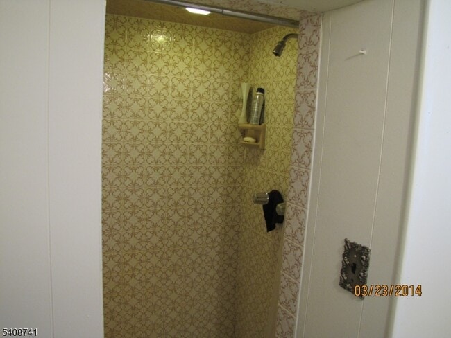 Building Photo - 298 Luddington Ave