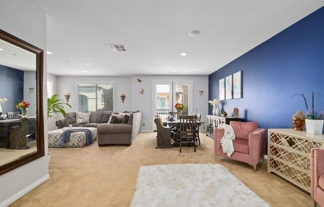 Building Photo - 4 Bed, 4 Bath Home with Solar, A/C, Washer/Dryer and 4 Parking Spaces