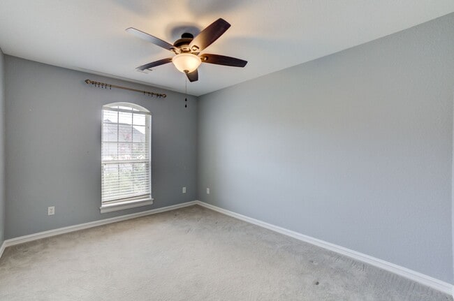 Building Photo - 4 Bed / 3 Bath in Jenks!