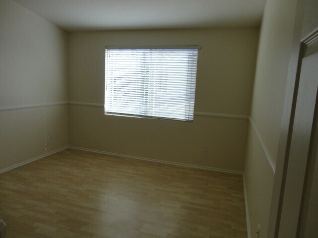 Building Photo - Available Now Beautiful Dual MSTR 2 + 2.5 Townhouse Valencia